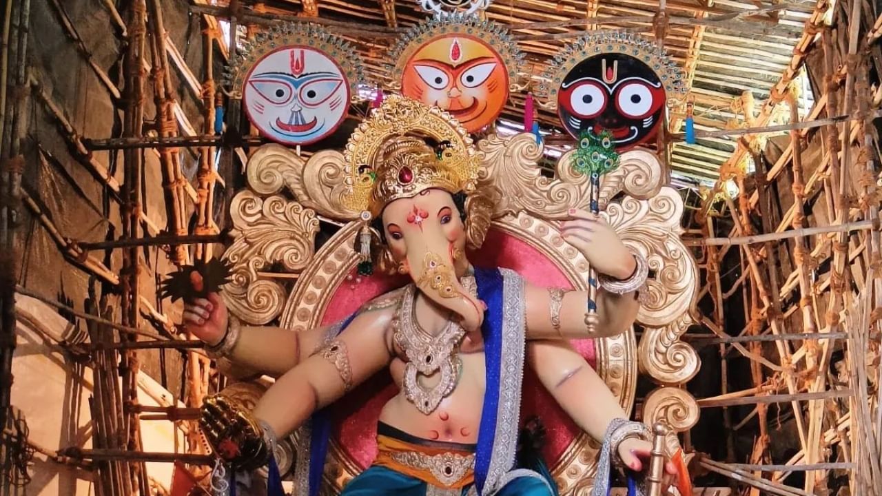 विशेष म्हणजे यंदा 'चिंचपोकळीच्या चिंतामणी'च्या प्रभावळीने सर्वांचेच लक्ष वेधून घेतले आहे.