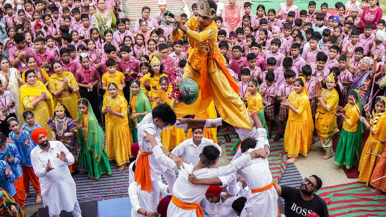 मागाठाण्याचे शिवसेना आमदार प्रकाश सुर्वे आणि तारामती चॅरिटेबल ट्रस्ट आयोजित दहीहंडीला सुरुवात झाली आहे. गोविंदांमध्ये प्रचंड उत्साह आहे. यावेळी आम्ही विरोधकांचे हंडी फोडणार असल्याचे आयोजक राज प्रकाश सुर्वे यांनी सांगितलं. या दहीहंडीला डान्सर गौतमी पाटीलने हजेरी लावली आहे. 