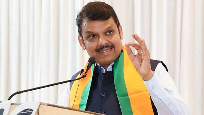 Devendra Fadnavis : हे सावत्र भाऊ लाडकी बहीण योजनेच्या विरोधात बोलतात आणि फॉर्मवर स्वतःचे थोबाड लावतात, देवेंद्र फडणवीसांचा जोरदार टोला