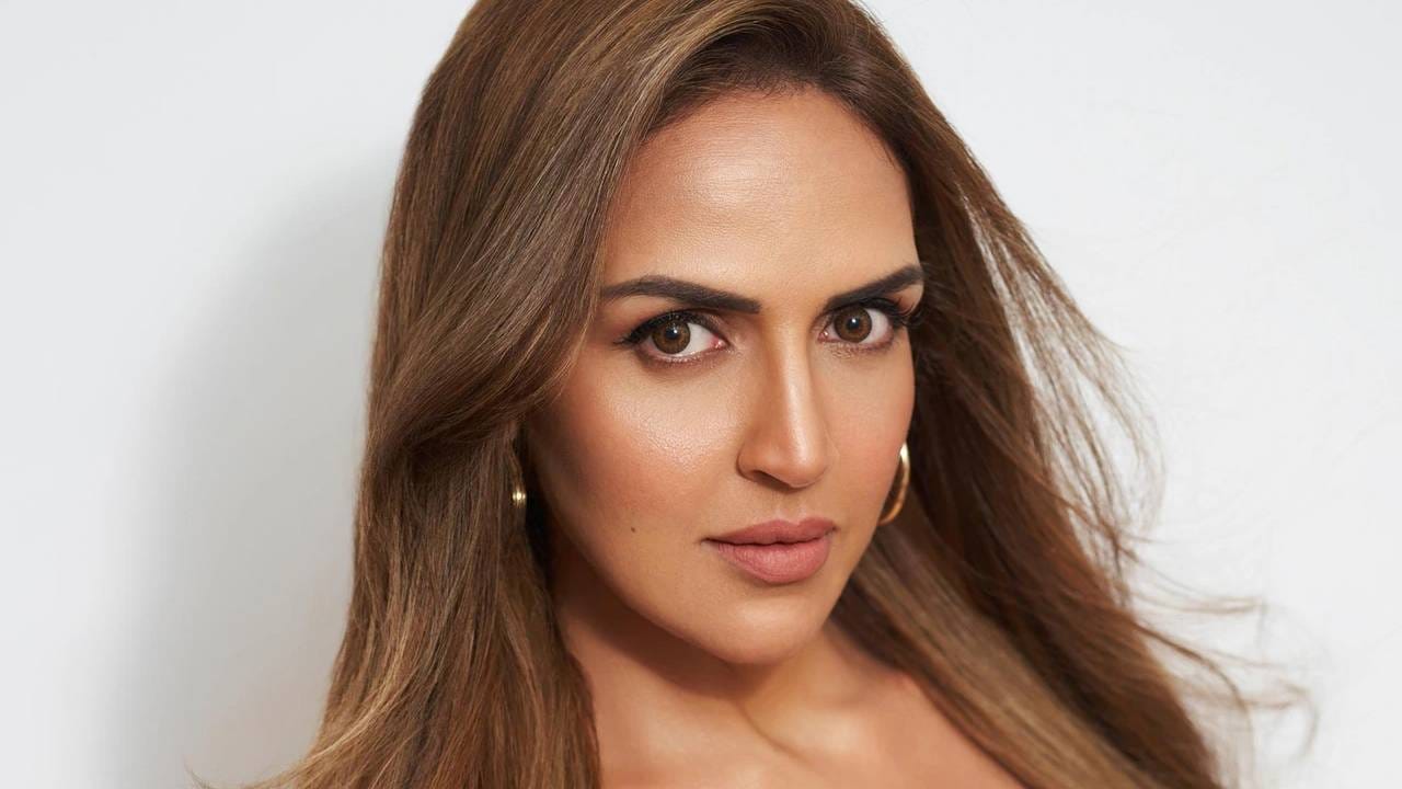 आता ईशा ही तिच्या आईच्या घरी तिच्या दोन्ही मुलींसोबत राहते. ईशा देओल हिने नुकताच एक मुलाखत दिलीये. या मुलाखतीमध्ये काही मोठे खुलासे करताना ईशा ही दिसलीये. 