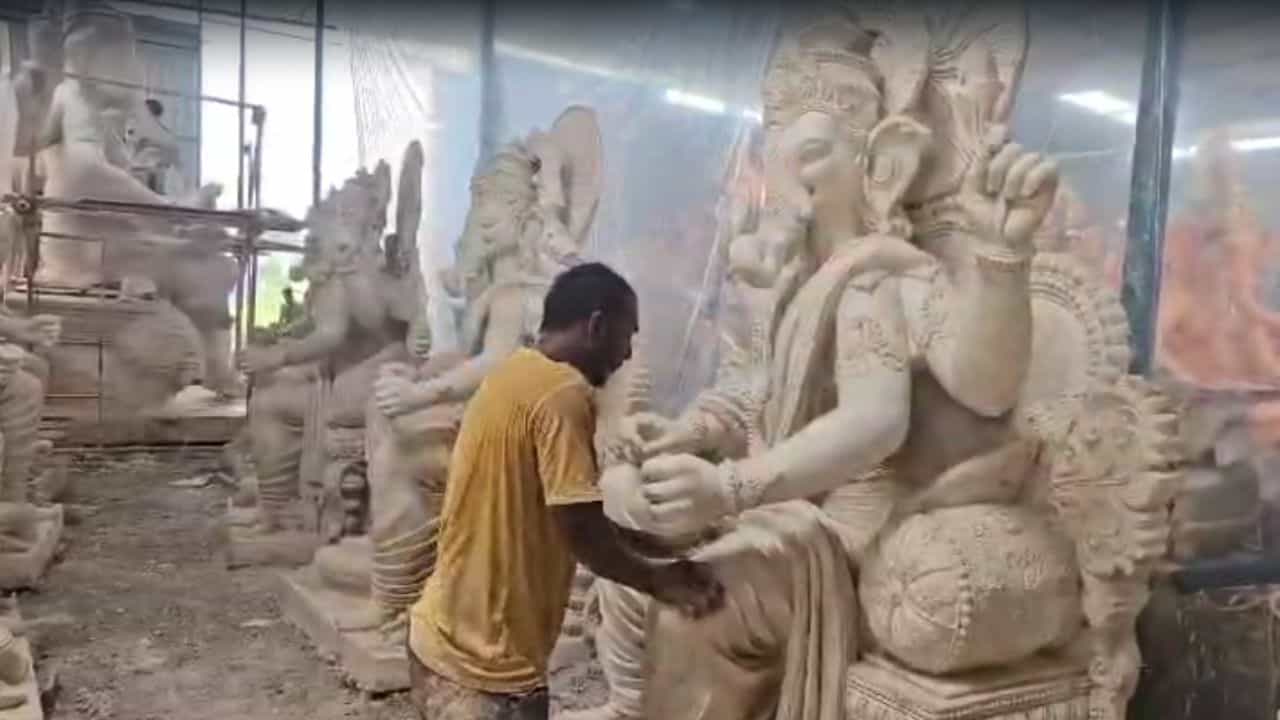 येत्या 7 सप्टेंबरपासून गणेशोत्सवाला सुरुवात होत आहे. त्यामुळे येथील मूर्ती कारखान्यांमध्ये कामाला वेग आला आहे. मूर्ती घडविण्यासाठी शेकडो हात रात्रदिवस राबत आहेत. 6 इंच पासून तर 22 फुटापर्यंत मुर्त्या कारखानामध्ये तयार होत आहेत.