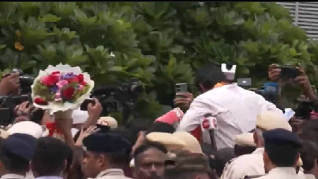 भारताची अव्वल महिला कुस्तीपटू विनेश फोगाटच आज भारतात आगमन झालं. फक्त 100 ग्रॅम जास्त वजनामुळे विनेशला फायनलसाठी अपात्र ठरवण्यात आलं होतं. विनेशला मेडल मिळालं नाही.