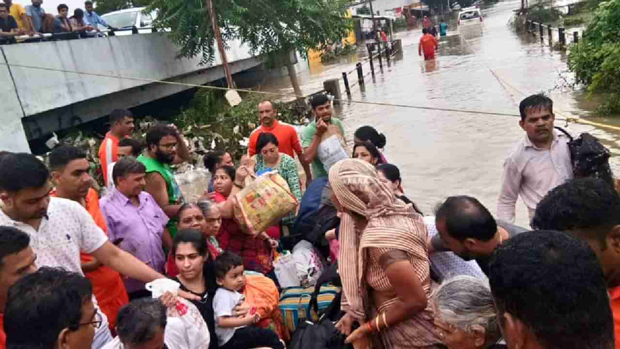 गुजरातमध्ये अतिवृष्टी... 15 जणांचा मृत्यू तर 11 हजार लोकांचं स्थलांतर, 27 जिल्ह्यांना रेड अलर्ट