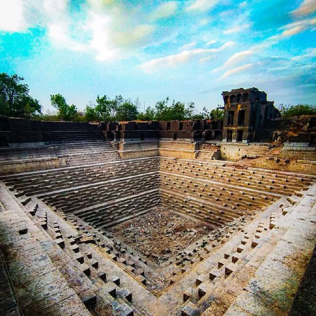 अहमदनगर इथल्या कमलादेवी मंदिर परिसरात हत्ती बारव हे ठिकाण आहे. नागराज मंजुळेंच्या 'सैराट' या चित्रपटानंतर राज्यभर या 96 पायऱ्यांची विहिर खूप प्रसिद्ध झाली. 
