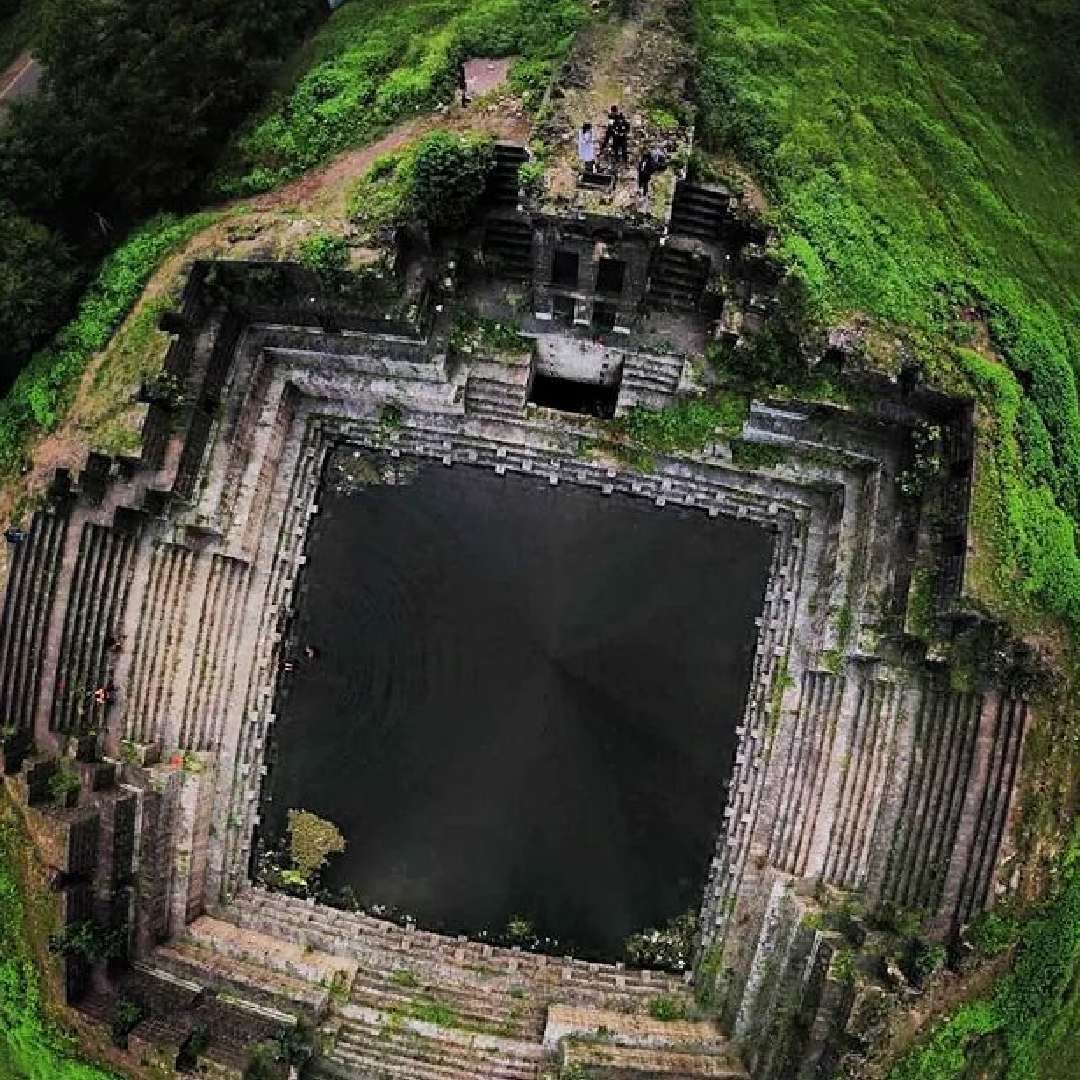 या ठिकाणी मुख्य मंदिरासमोर शेतात एक भव्य असा बारव असून चिरेबंदी दगडापासून बनवलेल्या बारवाची खोली सात पुरुष म्हणजे शंभर फूट आहे. हत्ती बारव हे ठिकाण अहमदनगर शहरापासून अंदाजे 10 किलोमीटर अंतरावर आहे. 
