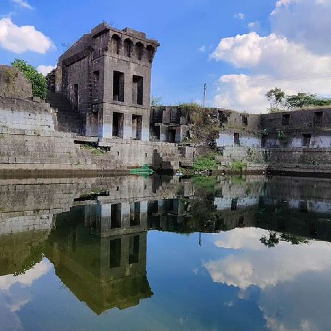 ही विहिर तिच्या अद्वितीय वास्तुकलेसाठी आणि ऐतिहासिक महत्त्वासाठी प्रसिद्ध आहे. मध्ययुगीन काळात बांधलेली ही पायरी विहिर त्याकाळी महत्त्वाचा जलस्रोत म्हणून काम करायची. 
