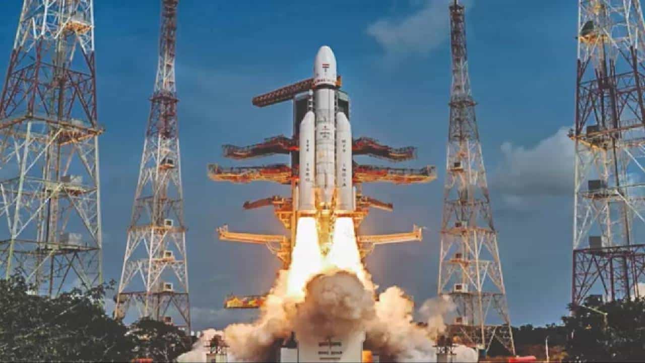 नोकरीच्या शोधात असणाऱ्यांसाठी मोठी संधी आहे. इंडियन स्पेस रिसर्च ऑर्गनायझेशनने LPSC युनिट्ससाठी तंत्रज्ञांच्या विविध पदांसाठी भरती प्रक्रिया राबवली जातंय.