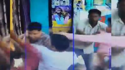 Video : जळगावमध्ये डॉक्टरला फ्रॅक्चर होईपर्यंत तरूणांची मारहाण, नेमकं काय घडलं? व्हिडीओ व्हायरल