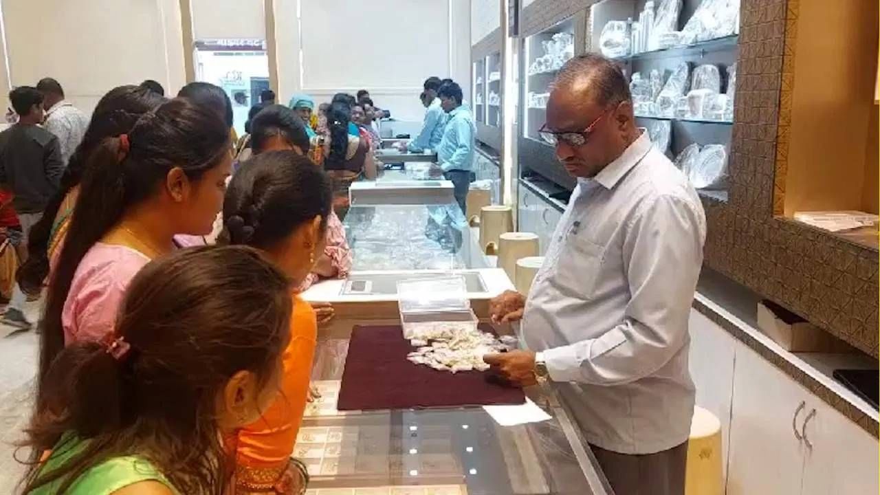 Jalgaon Gold And Silver : अर्थसंकल्पानंतर प्रथमच जळगावच्या सराफ बाजारात सोने ७२ हजारांच्या पुढे, इतका वाढला भाव, चांदीने घेतली भरारी