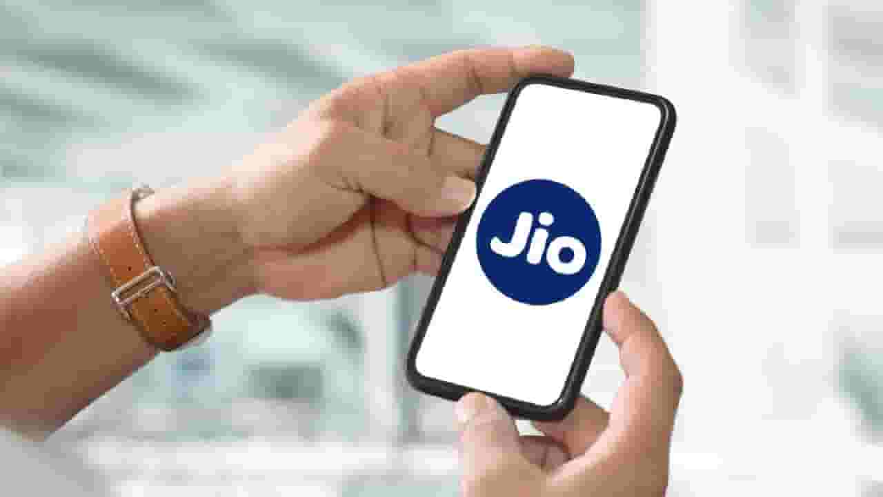 JIO Network Down : बोलता-बोलता तुमचाही फोन कट... जिओचं नेटवर्क अचानक गायब, नेमकं काय झालं?