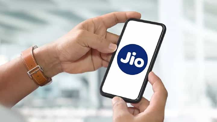 JIO Network Down : बोलता-बोलता तुमचाही फोन कट... जिओचं नेटवर्क अचानक गायब, नेमकं काय झालं? JIO Network Down : बोलता-बोलता तुमचाही फोन कट... जिओचं नेटवर्क अचानक गायब, नेमकं काय झालं?