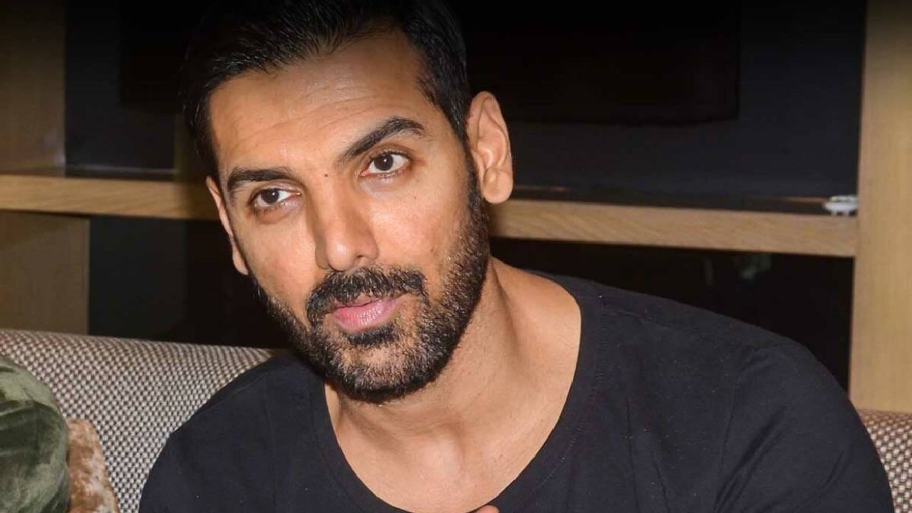 अभिनेता जॉन अब्राहम याने मोठा काळ बॉलिवूडमध्ये गाजवला आहे. विशेष म्हणजे अभिनेता हा त्याच्या फिटनेससाठीही चर्चेत असतो. 