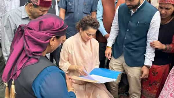 बॉलिवूड अभिनेत्री आणि खासदार कंगना राणावत हे कायमच चर्चेत असणारे एक नाव आहे. कंगना राणावतची सोशल मीडियावर जबरदस्त अशी फॅन फॉलोइंग बघायला मिळते.