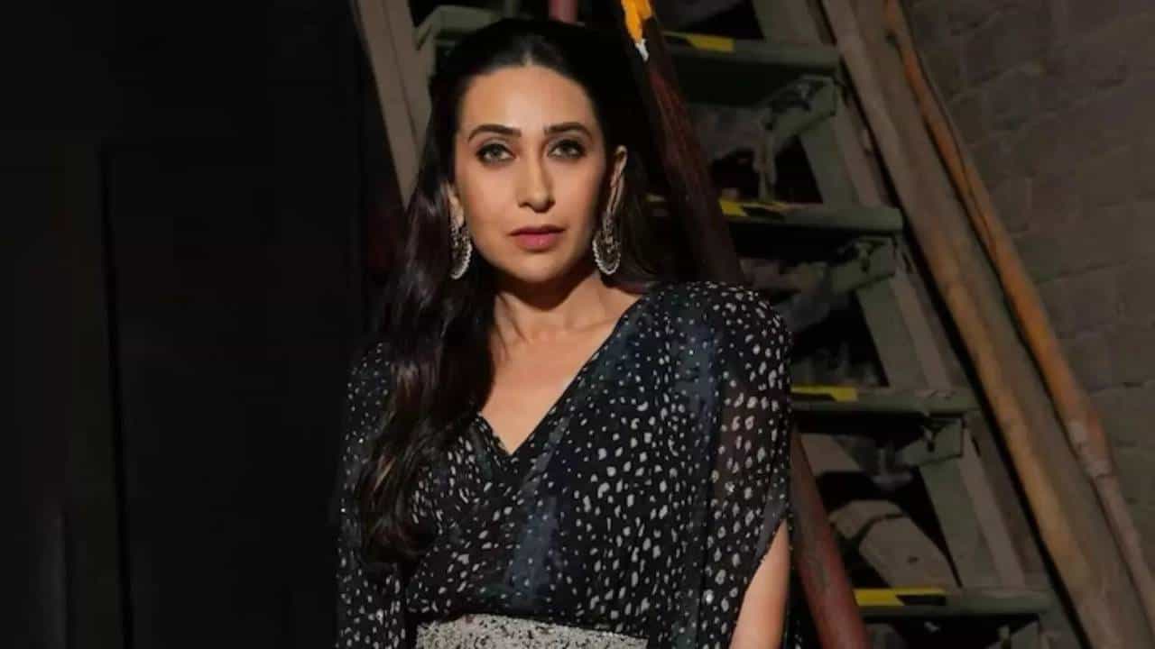बॉलिवूड अभिनेत्री करिश्मा कपूर हे कायमच चर्चेत असणारे नाव आहे. करिश्मा कपूर तशी सध्या मोठ्या पडद्यापासून दूर आहे. मात्र, सोशल मीडियावर सक्रिय असते.