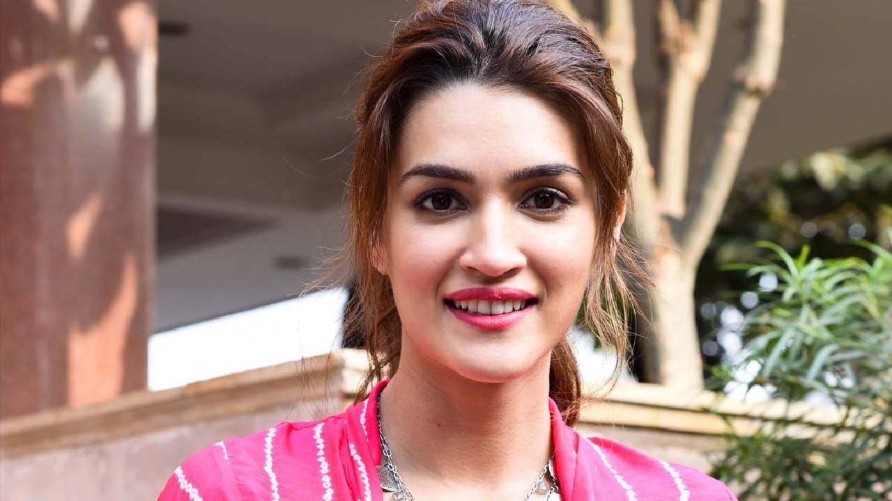 अभिनेत्री क्रिती सनॉन ही चर्चेत असणारी अभिनेत्री आहे. क्रिती सनॉनचे एका मागून एक चित्रपट प्रेक्षकांच्या भेटीला येत आहेत. विशेष म्हणजे अभिनेत्रीचे चित्रपट धमाल करत आहेत.