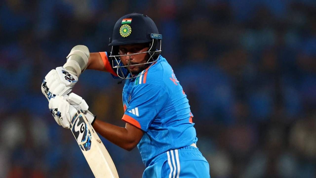 या यादीमध्ये कुलदीप यादव असून त्याने आतापर्यंत टी-20, वनडे आणि कसोटी सर्व फॉरमॅटमध्ये देशाचं प्रतिनिधित्त्व केलं आहे. कुलदीप यादव याने 106 वन डे सामने आणि  40 टी-20 सामने खेळलेत. मात्र त्याने एकही सिक्स मारलेला नाही.  