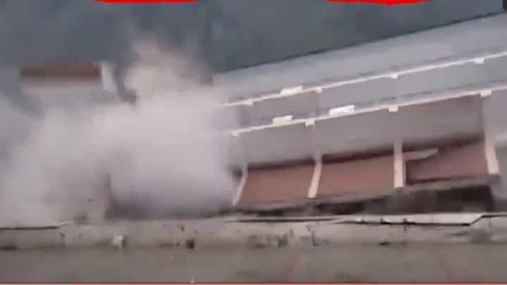 क्षणार्धात भलीमोठी बिल्डिंग पत्त्यांसारखी कोसळली; कंगनाच्या मतदारसंघातील थरारक VIDEO तुम्ही पाहिला? क्षणार्धात भलीमोठी बिल्डिंग पत्त्यांसारखी कोसळली; कंगनाच्या मतदारसंघातील थरारक VIDEO तुम्ही पाहिला?