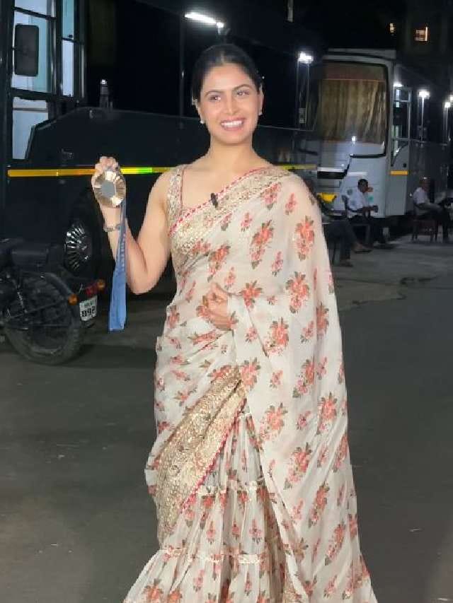 ऑलिम्पिक मेडल जिंकणाऱ्या मनू भाकरचा ‘देसी’ लूक पाहून नेटकरी थक्क!