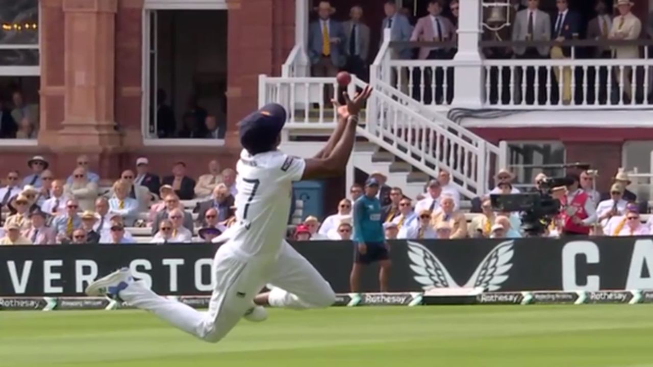 What A Catch, मिलन रथनायकेचा अप्रतिम झेल, गस एटकीन्सन पाहतच राहिला What A Catch, मिलन रथनायकेचा अप्रतिम झेल, गस एटकीन्सन पाहतच राहिला