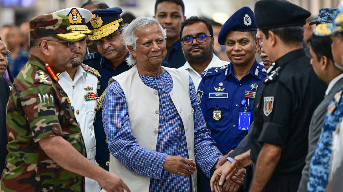 बांगलादेशच्या अंतरिम सरकारने घेतली शपथ, पाहा कोणाकोणाचा समावेश बांगलादेशच्या अंतरिम सरकारने घेतली शपथ, पाहा कोणाकोणाचा समावेश