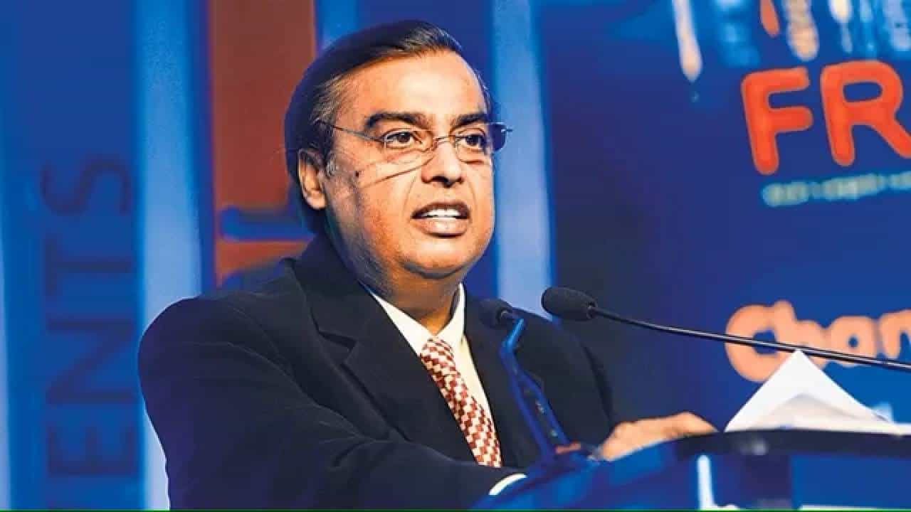 फोर्ब्सनुसार, अंबानी कुटुंबाची एकूण संपत्ती 113.5 अब्ज डॉलर आहे. रिलायन्स समूहातील विविध कंपन्यात मुकेश अंबानी, त्यांची पत्नी नीता अंबानी, मुलगा आकाश, अनंत आणि मुलगी ईशा अंबानी यांचा समावेश आहे.