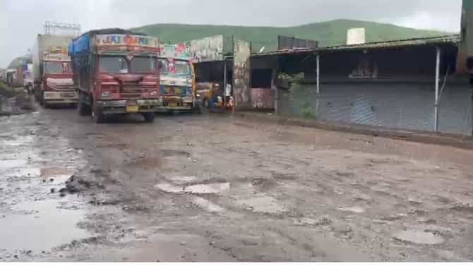 मुख्यमंत्र्यांचे आदेश, खड्डे बुजवा, पण अधिकाऱ्यांकडून केराची टोपली, आता खड्ड्यांमुळे वाहनांच्या तीन किमीपर्यंत रांगा