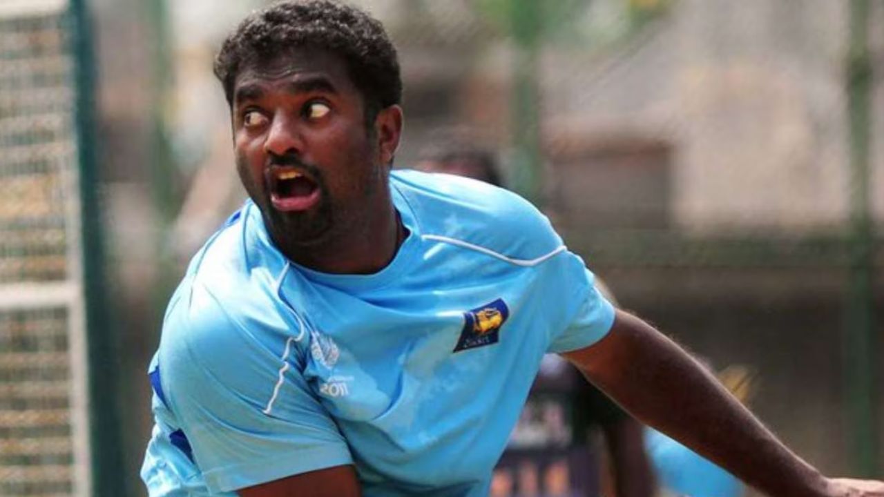 श्रीलंका संघाचा माजी फिरकीपटू मुथय्या मुरलीधरन याने आपल्या करियरमध्ये एकूण 1347 विकेट घेतल्या आहेत. यामधील 133 कसोटीमध्ये 800 विकेट आणि 350 वन डे सामन्यांमध्ये 534 विकेट त्याने घेतल्या आहेत. मुरलीधरनचा हा विक्रम मोडण शक्य नाही.