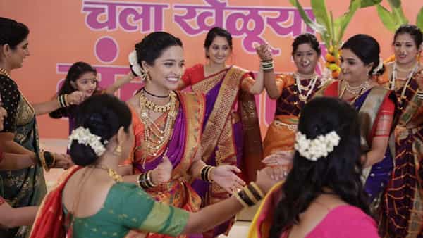 नुकताच श्रावण महिना सुरु झाला आहे आणि त्यासोबतच सणांनासुद्धा सुरुवात होत आहे. नवीन लग्न झालेल्या जोडप्यांसाठी अनेक सण साजरे केले जातात आणि त्यातलाच एक महत्वाचा सण म्हणजे मंगळागौर.