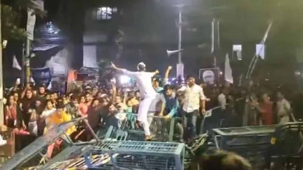 डॉक्टरांना मारहाण, बचावासाठी महिला खोलीत लपल्या, बलात्कार झालेल्या त्या हॉस्पिटलमध्ये मध्यरात्री काय घडलं? डॉक्टरांना मारहाण, बचावासाठी महिला खोलीत लपल्या, बलात्कार झालेल्या त्या हॉस्पिटलमध्ये मध्यरात्री काय घडलं?