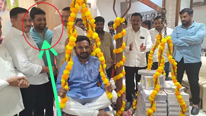 अमोल मिटकरींवर ज्याने केला हल्ला; त्याच मनसे नेत्यासोबत फोटो, चर्चांना उधाण अमोल मिटकरींवर ज्याने केला हल्ला; त्याच मनसे नेत्यासोबत फोटो, चर्चांना उधाण