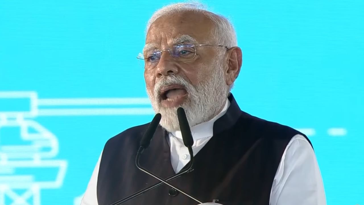 महाराष्ट्राच्या विकासाला ब्रेक लावणारे हे कोण लोक आहेत?; पंतप्रधान मोदींचा महाविकास आघाडीवर घणाघात महाराष्ट्राच्या विकासाला ब्रेक लावणारे हे कोण लोक आहेत?; पंतप्रधान मोदींचा महाविकास आघाडीवर घणाघात