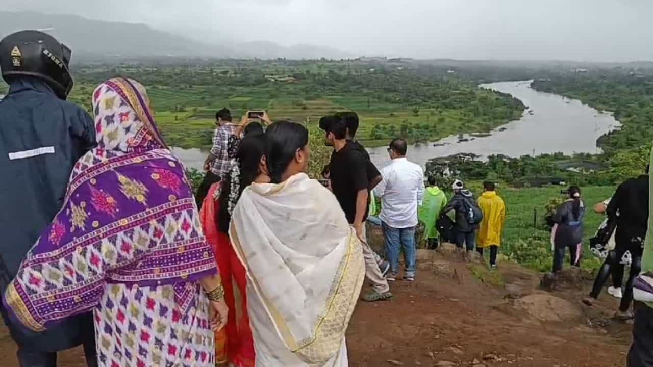 पुणे जिल्ह्यातल्या भोर तालुक्यात पावसाचा जोर काहीसा वाढल्यानंतर पर्यटन स्थळांवर पर्यटक करू लागले गर्दी, पर्यटन स्थळ गर्दीने फुलली आहे. रविवारच्या सुट्टीच औचित्य साधून भोर तालुक्यातील पर्यटन स्थळंवर पर्यटकांची गर्दी झाली आहे.
