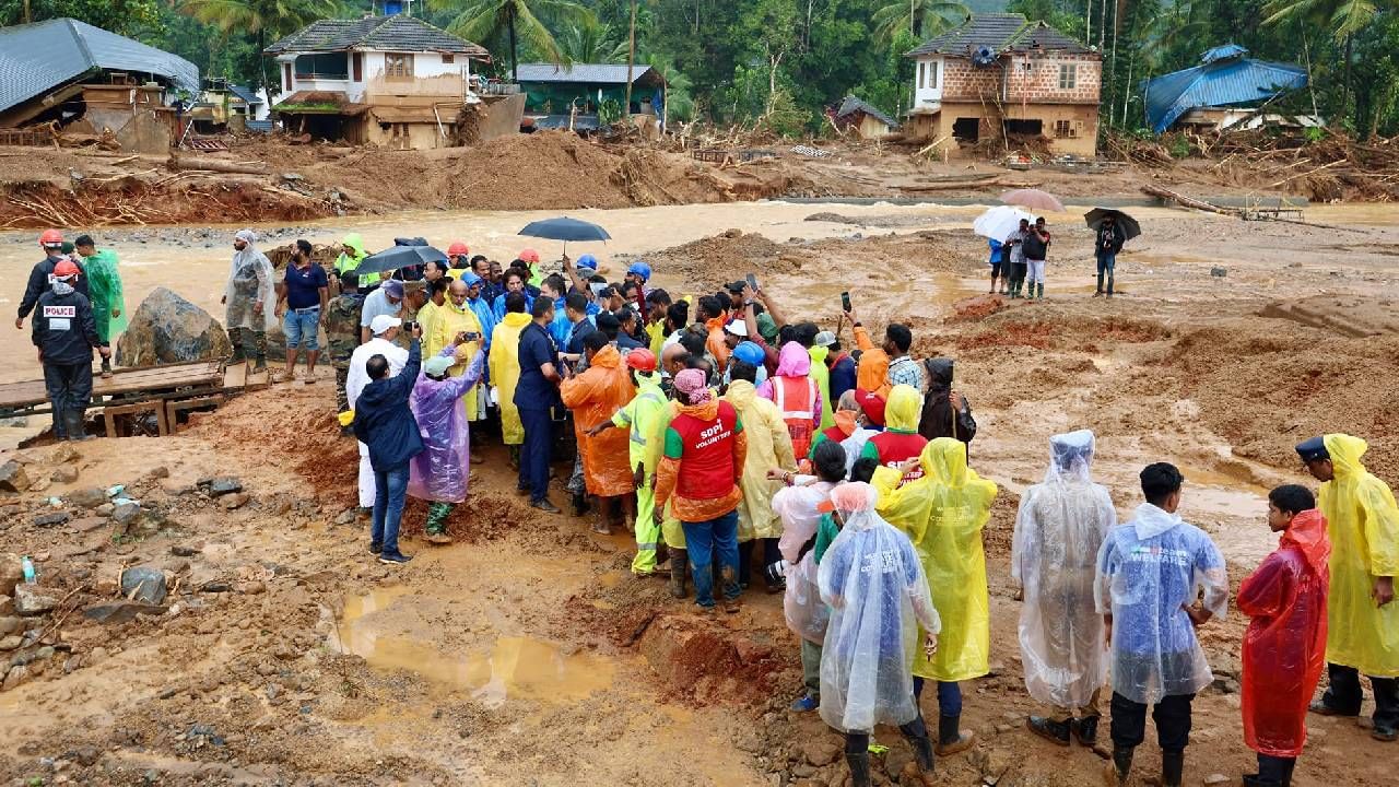  केरळमधील वायनाडमध्ये भुस्खलन झालं अन् यात आतापर्यंत 288 लोकांचा मृत्यू झाला आहे. मध्यरात्री डोंगर कोसळल्याने चुरालमाला, मुंडाक्कई या भागात मोठं नुकसान झालं आहे. या घटनेवर देशभरातून हळहळ व्यक्त केली जात आहे. 