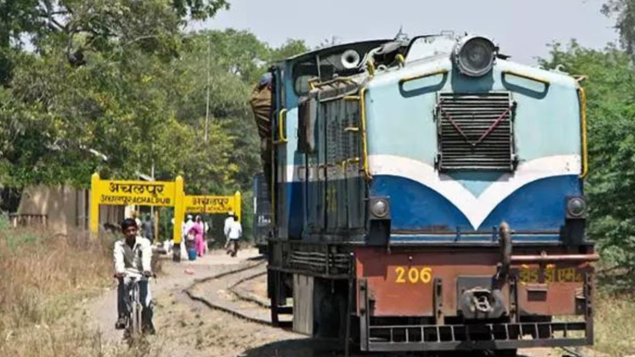 महाराष्ट्रातील अमरावती येथे कापसाची लागवड होते. कापसाल अमरावती ते मुंबई बंदरापर्यंत नेण्यासाठी ब्रिटिशांनी हा रेल्वेमार्ग बांधला होता. हा रेल्वेमार्ग बांधण्यासाठी ब्रिटनच्या क्लिक निक्सन अँड कंपनीने सेंट्रल प्रोव्हिन्स रेल्वे कंपनी (CPRC) स्थापन केली. 