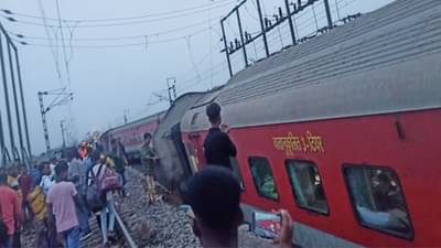 मध्यरात्री दोन रेल्वे अपघात, साबरमती एक्सप्रेस पटरीवरुन उतरली, दुसऱ्या अपघातात मालगाडी घसरली