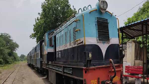 ब्रिटिश कंपनी क्लिक निक्सन एंड कंपनीच्या मालकीचे सेंट्रल प्रोविजन्स रेल्वे कंपनी आहे. त्या कंपनीकडे महाराष्ट्रातील अमरावतीपासून मुर्तजापूरच्या १९० किमी अंतराचा ट्रॅक आहे. या ट्रॅकला शकुंतला एक्स्प्रेस धावत होती.