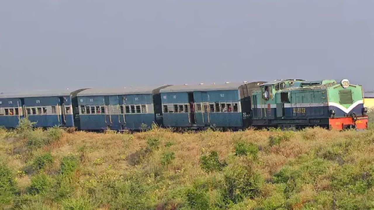 शकुंतला पॅसेंजर ट्रेन बंद करण्यात आली आहे. ते पुन्हा सुरू करण्याची मागणी या परिसरात राहणारे नागरिक करत आहेत.  5 डबे असलेली ही ट्रेन दररोज 800 ते 1 हजार लोकांना त्यांच्या इच्छित स्थळी पोहोचवत होती. 