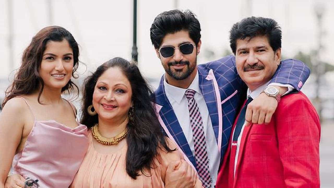 अभिनेत्री रति अग्निहोत्रीने 1985 मध्ये अनिल विरवानी यांच्याशी लग्न केलं होतं. मात्र लग्नाच्या 30 वर्षांनंतर या दोघांनी विभक्त होण्याचा निर्णय घेतल्याची चर्चा होती. 2015-16 दरम्यान रति आणि अनिल यांच्या वैवाहिक आयुष्यात बऱ्याच समस्या निर्माण झाल्या होत्या. त्याचवेळी दोघांच्या घटस्फोटाचीही चर्चा होती. आता त्यांचा मुलगा तनुज विरवानीने आईवडिलांच्या घटस्फोटाच्या चर्चांवर प्रतिक्रिया दिली आहे.
