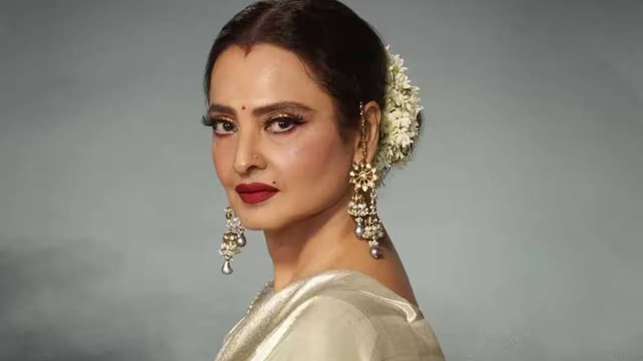 रेखा विनोद मेहराच्या आईच्या पाया पडत असताना त्यांनी रेखाला धक्का दिला आणि पायातील चप्पल काढत रेखाला मारण्यास सुरूवात केली. यावेळी बरेच लोक समजल्याचे देखील सांगितले जाते. 