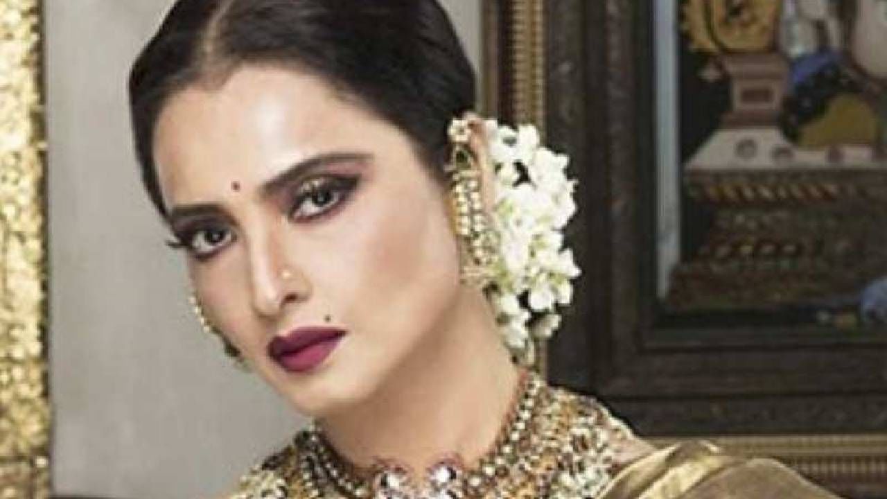 बॉलिवूड अभिनेत्री रेखा यांनी मोठा काळ अभिनय क्षेत्रामध्ये गाजवला आहे. फक्त अभिनयच नाही तर रेखा यांचे खासगी आयुष्य हे कायमच चर्चेत राहिले आहे. 