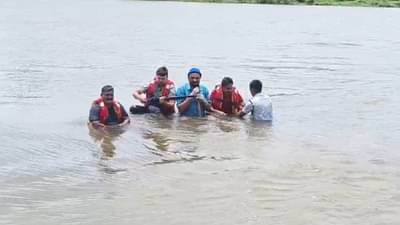 डोंबिवलीत 12 तास पाण्यात उभे राहुन जलआंदोलन, मनसेच्या आंदोलनास राष्ट्रवादी अन् सत्तेत असणाऱ्या शिवसेनेची साथ