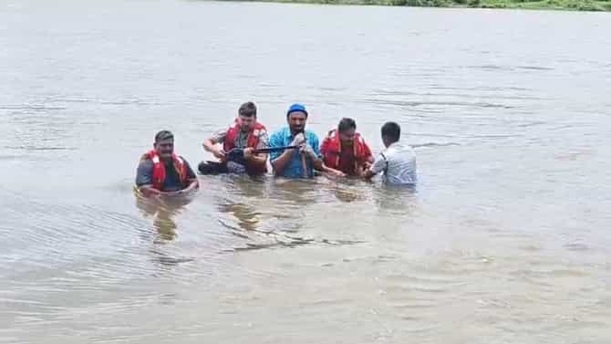 डोंबिवलीत 12 तास पाण्यात उभे राहुन जलआंदोलन, मनसेच्या आंदोलनास राष्ट्रवादी अन् सत्तेत असणाऱ्या शिवसेनेची साथ