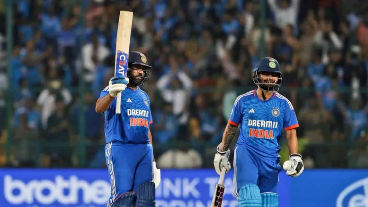 वनडे फॉर्मेटमध्ये धावांचा पाठलाग करणं सर्वात मोठी बाब ठरते. विकेट सांभाळून विजयी धावा करणं. तसेच संघावरील दडपण कमी करण्याचं आव्हान असतं. असं असताना जगातील टॉप 5 मध्ये 3 भारतीय खेळाडू आहेत. सचिन तेंडुलकर, विराट कोहली आणि रोहित शर्मा आहे.