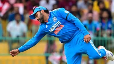 Video : सगळं काय मीच करू काय?... रोहित शर्माने Live सामन्यात आपल्या गोलंदाजाला असं का बोलला?