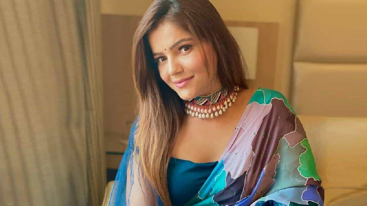 अभिनेत्री रुबीना दिलैकने मोठा काळ अभिनय क्षेत्रामध्ये गाजवला आहे. रुबीना दिलैक ही बिग बॉसची विजेता देखील आहे. काही दिवसांपूर्वीच रुबीना दिलैकने दोन मुलींना जन्म दिलाय.
