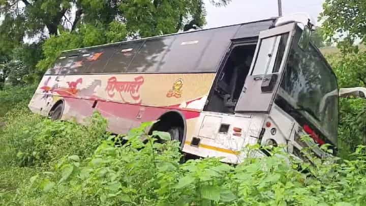 भरधाव ट्रक शिवशाहीवर आल्याने अपघात, प्रवाशांना वाचवण्यासाठी चालकानं रस्त्याच्या कडेला उतरवली बस अन्... भरधाव ट्रक शिवशाहीवर आल्याने अपघात, प्रवाशांना वाचवण्यासाठी चालकानं रस्त्याच्या कडेला उतरवली बस अन्...