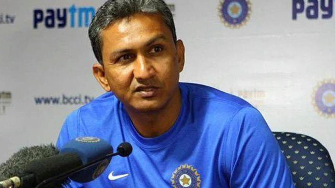 विराट कोहलीने कसोटी संघाची कर्णधारपदाची जबाबदारी आणखी काही दिवस सांभाळायला हवी होती, असं टीम इंडियाचे माजी बॅटींग कोच संजय बांगर यांनी एका पॉडकास्टमध्ये म्हटलं आहे.