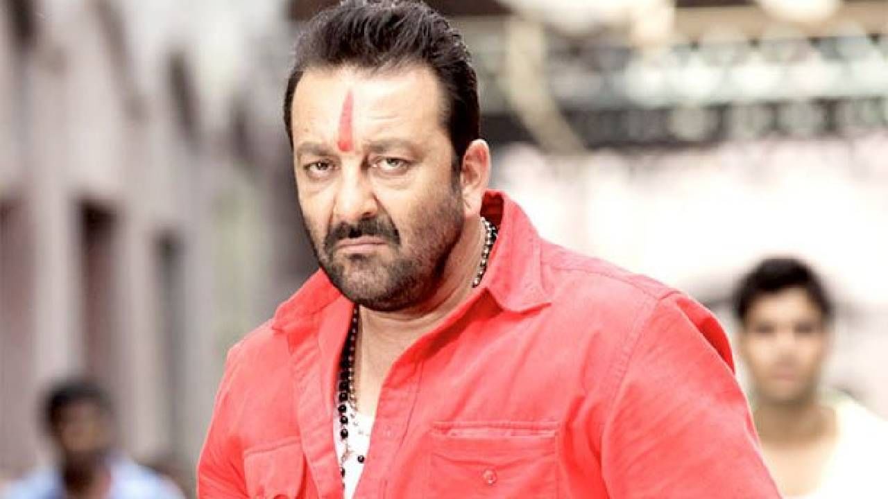 अभिनेता संजय दत्त याने मोठा काळ चित्रपटांमध्ये गाजवला आहे. संजय दत्त याचे खासगी आयुष्यही चर्चेत राहिले. जेलमध्ये शिक्षा पूर्ण करून परत संजय दत्त बॉलिवूडमध्ये सक्रिय झालाय. 