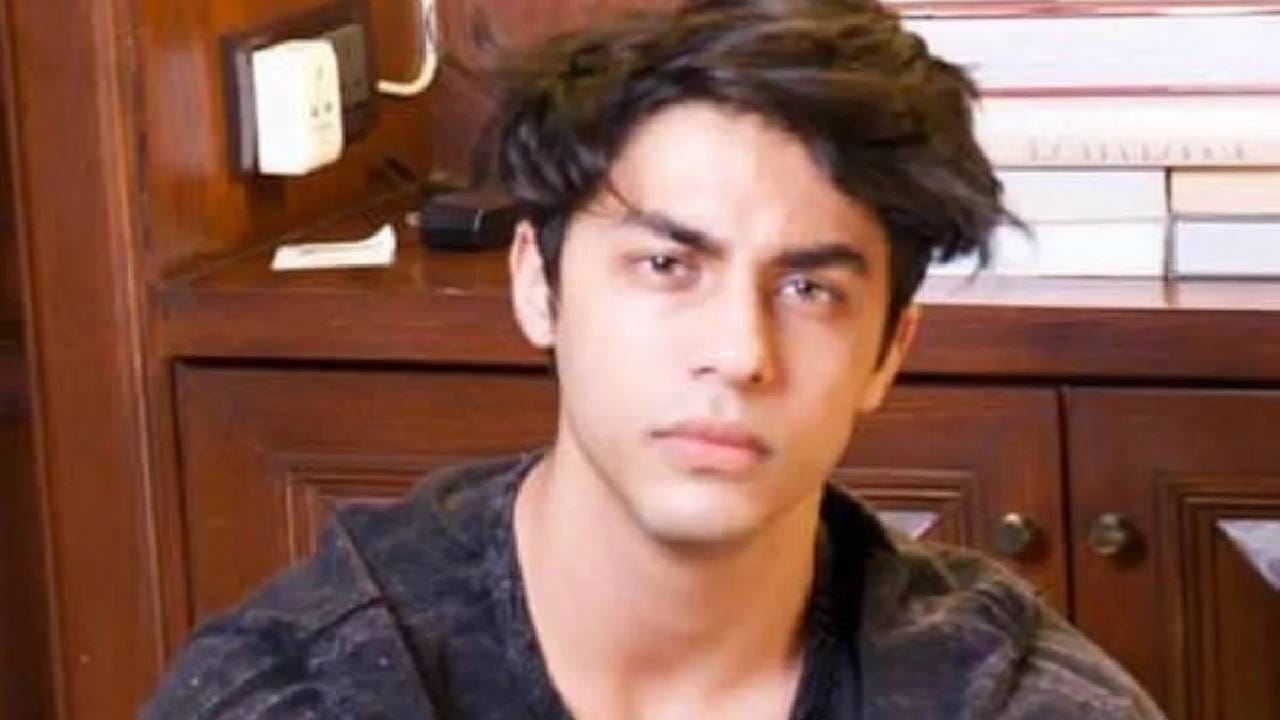 मनोज पाहवा म्हणाले की, मी वेब सीरिजबद्दल जास्त माहिती देऊ शकत नाही. पण आर्यन खान याच्या बऱ्याच सवयी या शाहरुख खान याच्यासारख्याच आहेत. 