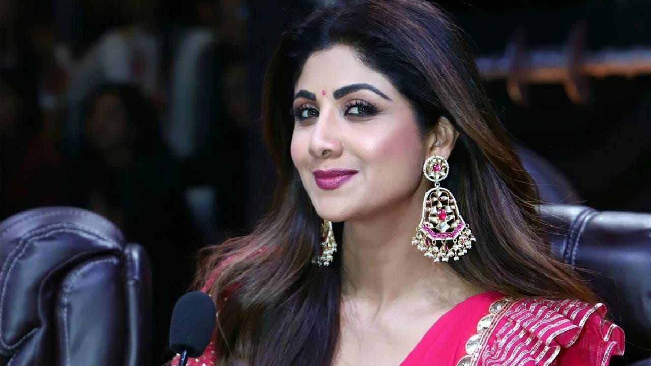 अभिनेत्री शिल्पा शेट्टी हिने मोठा काळ चित्रपटांमध्ये गाजवला आहे. विशेष म्हणजे शिल्पा शेट्टी ही सोशल मीडियावरही सक्रिय दिसते. आपल्या फिटनेसकडे शिल्पा लक्ष देते.